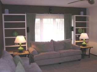 387 Copperfield Dr, Delafield, WI 53018