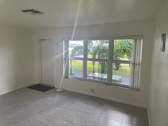 5th image of 2840 NE 11th Ave