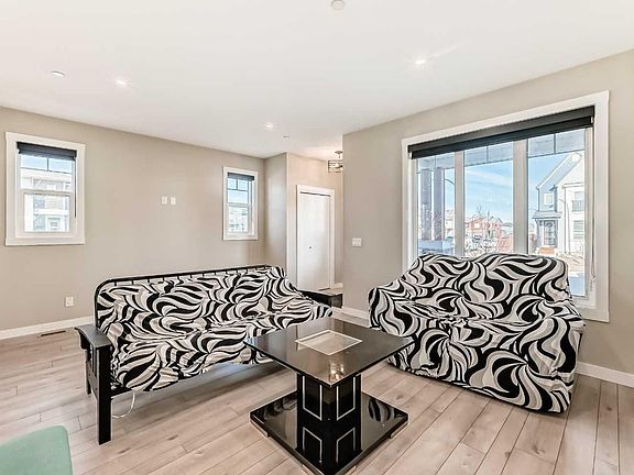 5th image of 75 Howse Rise NE