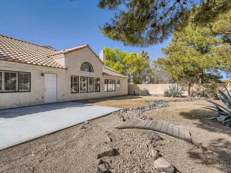 2224 Bear Valley St — Photo 32
