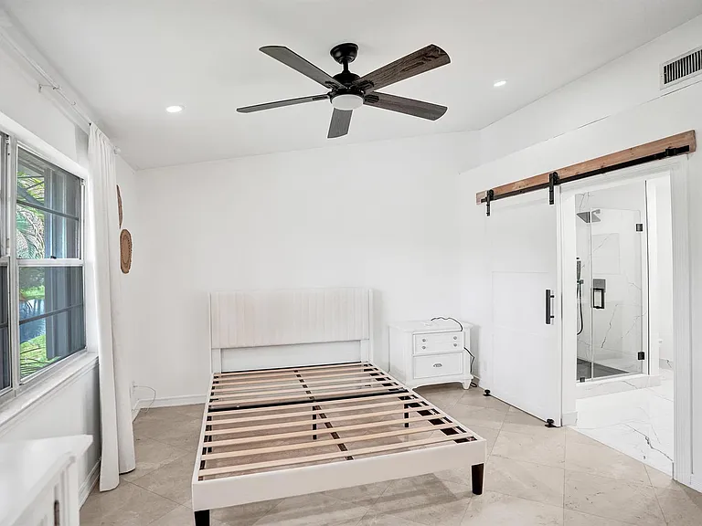147 SW 3rd St — Photo 17