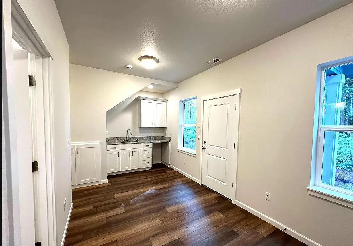2 bed, 999 sqft, $2,300 — Photo 3