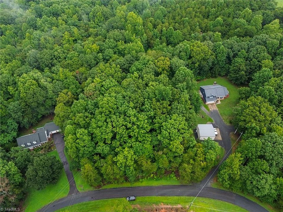 2nd image of 2927 Leslie Ln