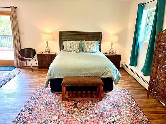 Queen bed. Linens included. Super comfy!