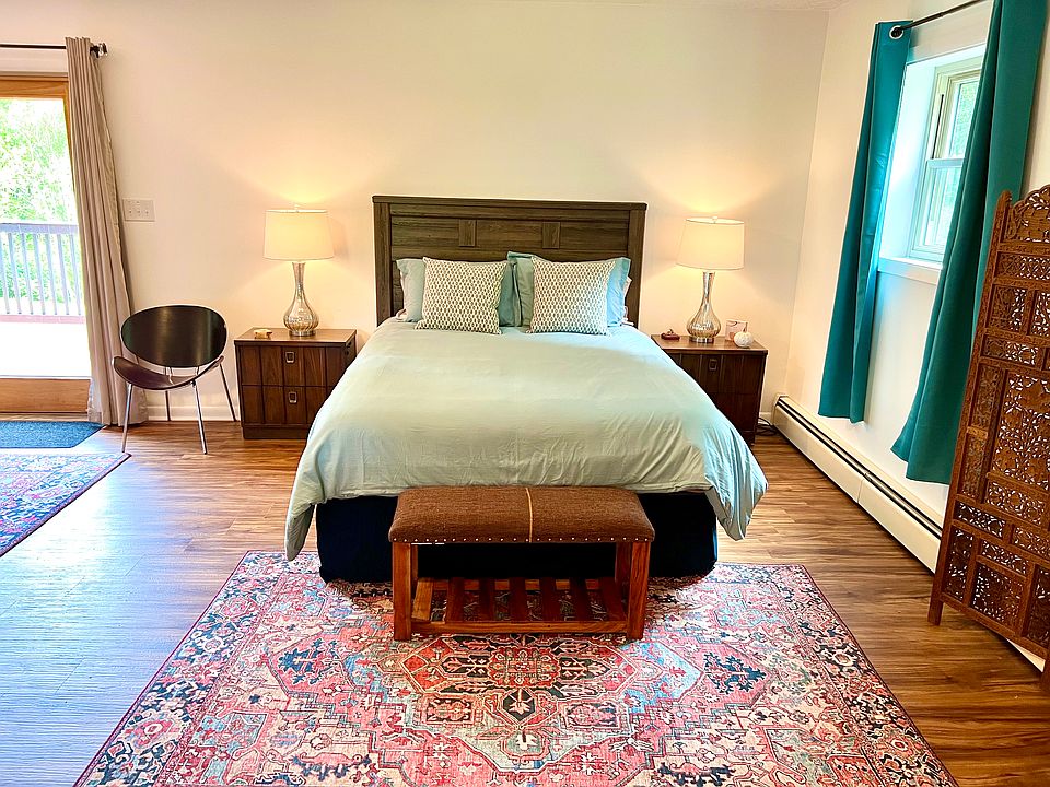 Queen bed. Linens included. Super comfy!