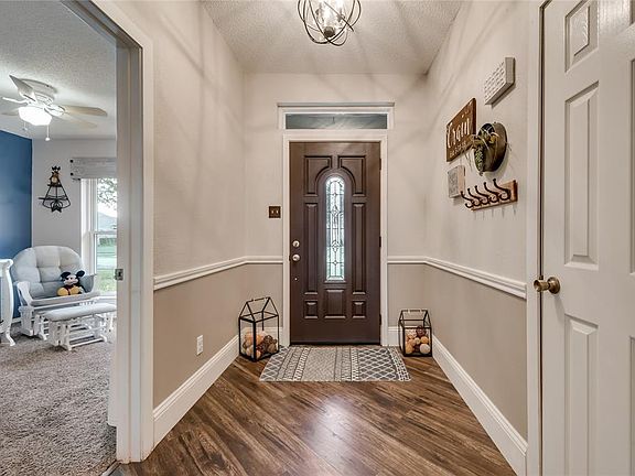 3rd image of 407 Vicki Ln