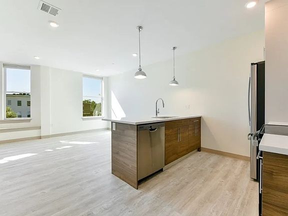 4th image of 400 Dorchester St #501