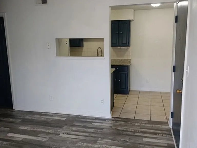 2250 S Oliver Ave — Photo 24