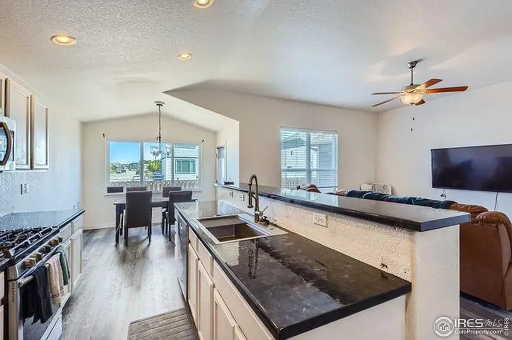 3 bed, 2872 sqft, $2,500 — Photo 4