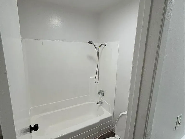 WOODCREST APARTMENTS — Photo 9