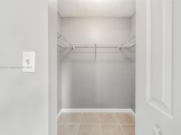 351 Palm Way APT 105