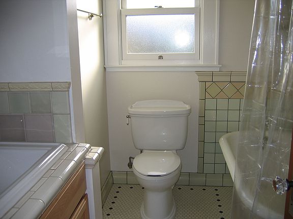 bath w / claw foot tub