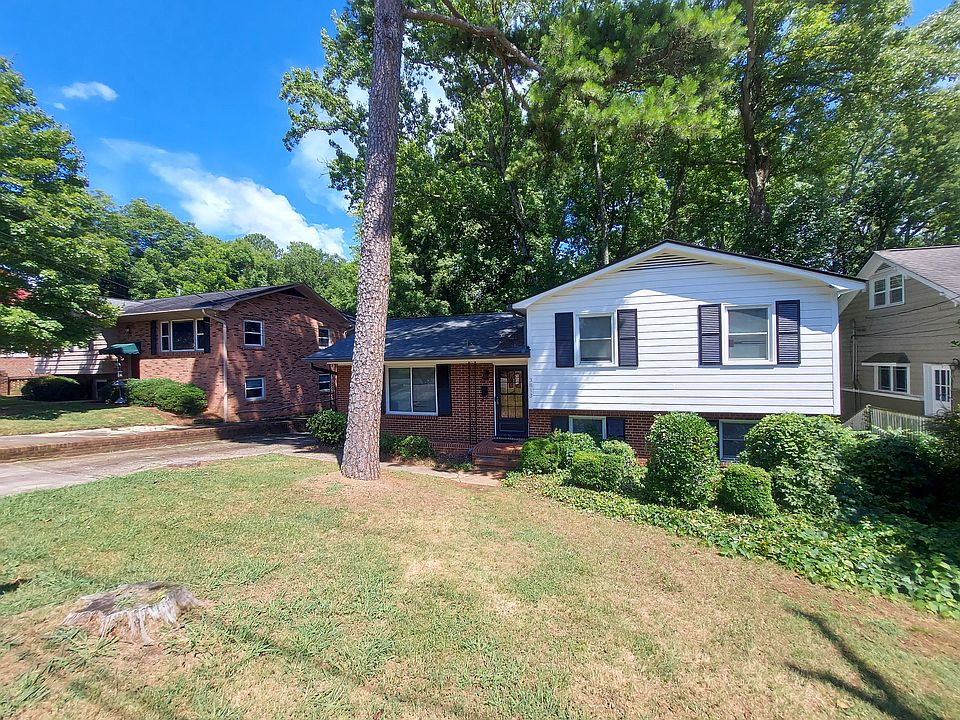 Well-kept Myers Park home at 3813 Selwyn Avenue with on-street parking and driveway parking. Great patio, sidewalks and Greenway access within 7 minutes.