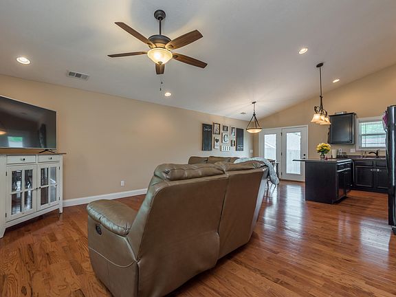 4th image of 151 Ann Cove Ln