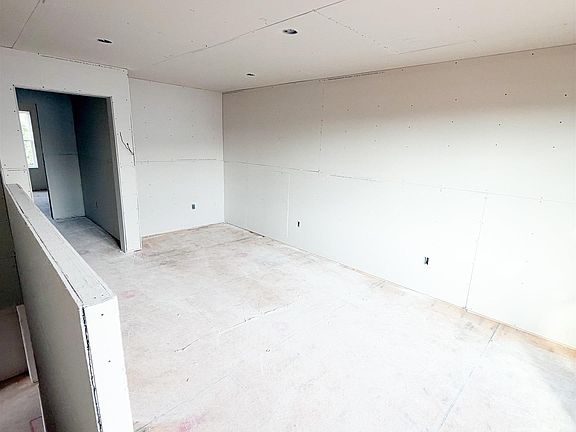 5th image of 138 Henderson Rd