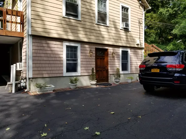 63 Youngs Hill Rd Floor 2, Huntington, NY 11743