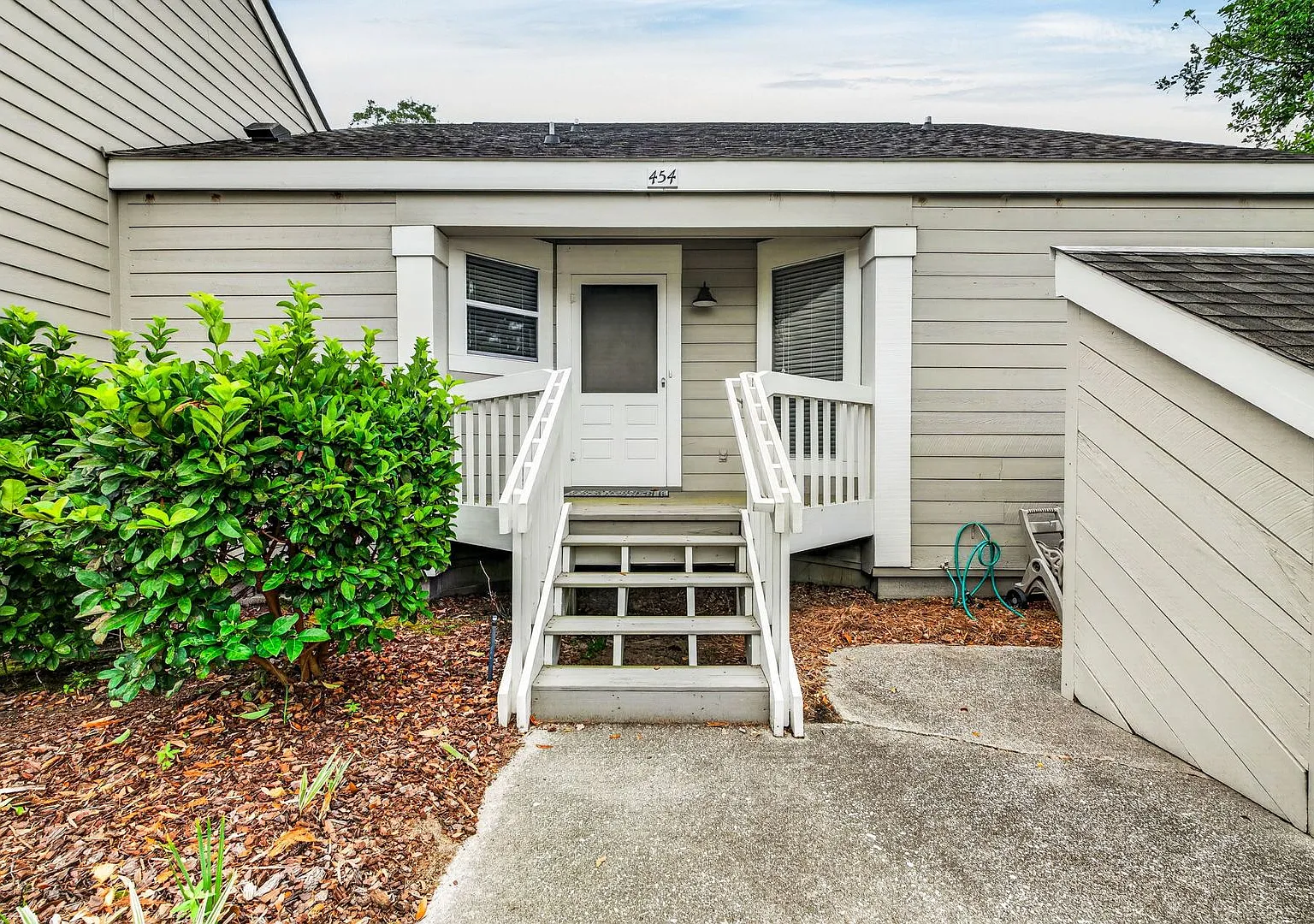 Coastal Living Just Minutes from Kiawah and Seabrook — Photo 3