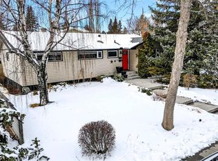 33 E Warwick Dr SW, Calgary, AB T3C 2R5