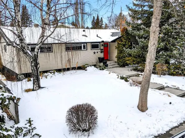 33 E Warwick Dr SW, Calgary, AB T3C 2R5