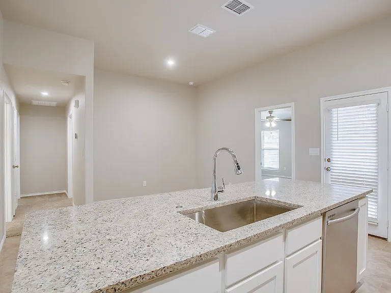 14204 Vernon Ave — Photo 10