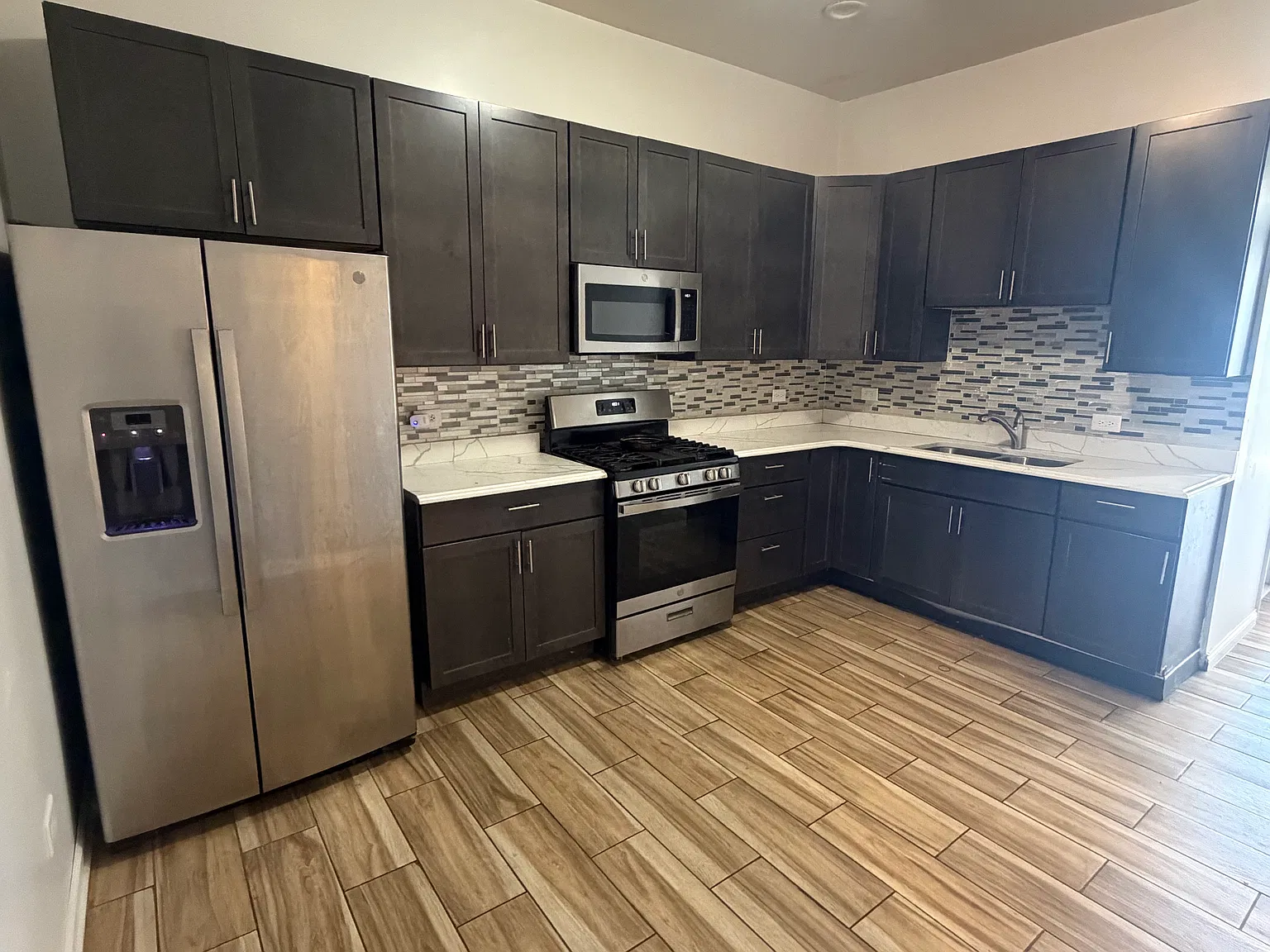 3 bed, $1,800 — Photo 2