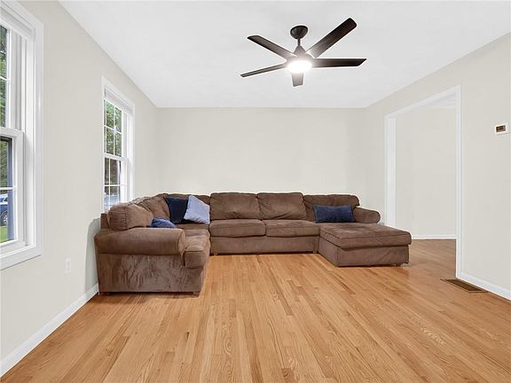 5th image of 109 Pinnery Ave