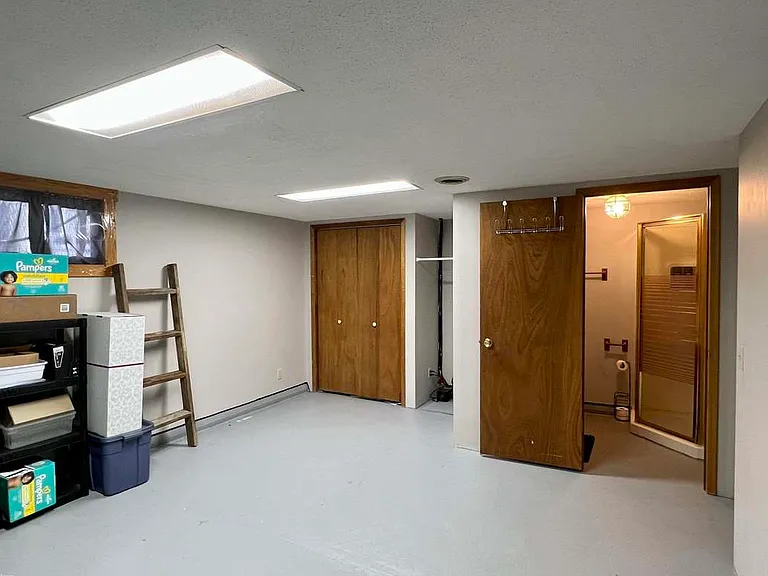 916 W Howard St — Photo 2