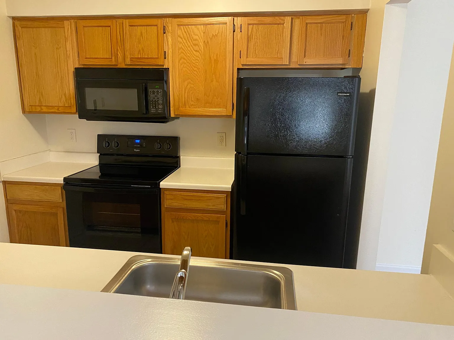 2 bed, 898 sqft, $1,950 — Photo 2
