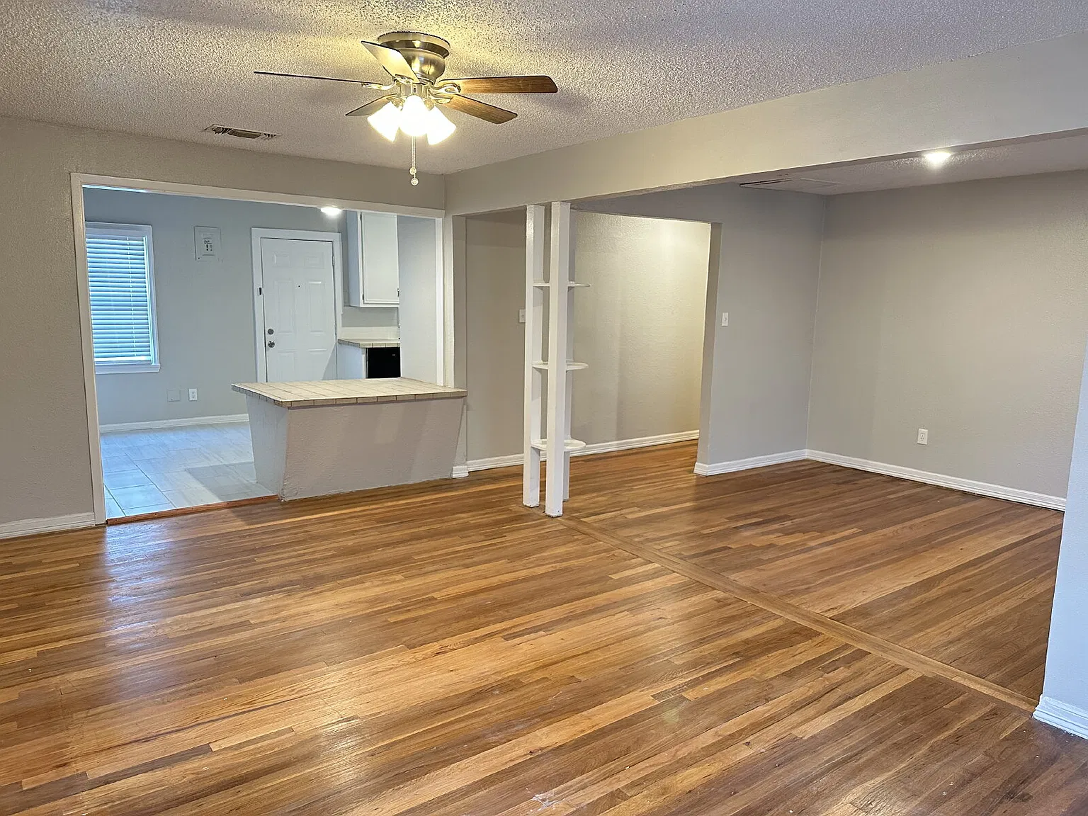 2 bed, 1.0 bath, 1128 sqft, $1,050 — Photo 2