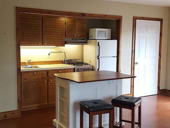 Kitchenette with island