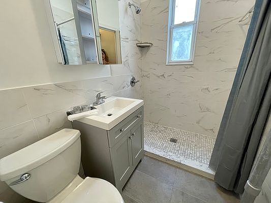 4th image of 25-30 34th St #F2