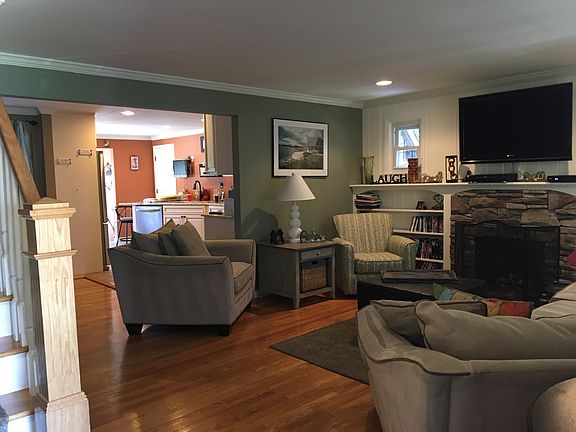 3rd image of 824 Rosewood Ave
