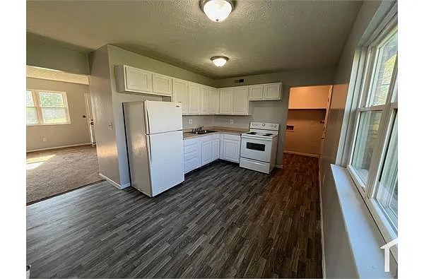 Building Photo - 377 S Oakley Ave #1
