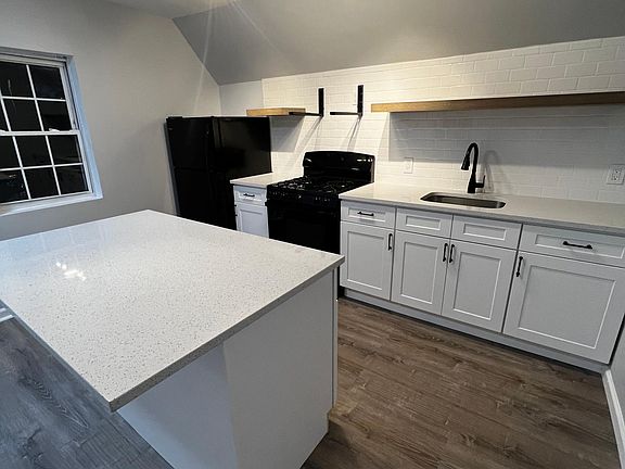 Kitchen (view 3)