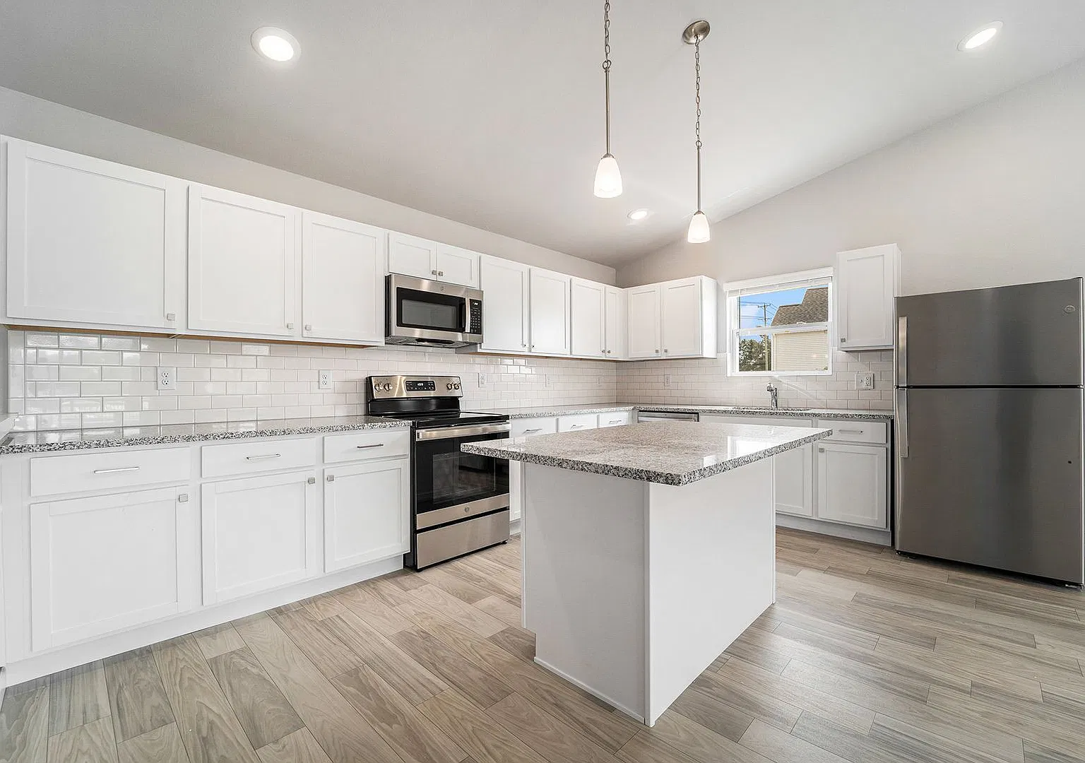 1 Month FREE Rent! Applied to Your First Full Month. Terms & Conditions Apply. — Photo 4