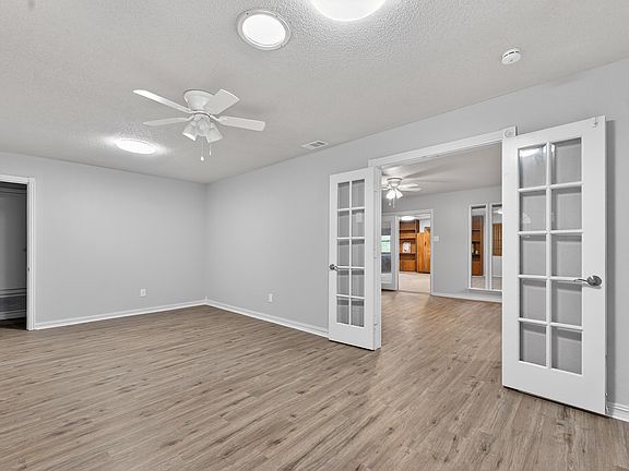 5th image of 307 E Fairlane Dr