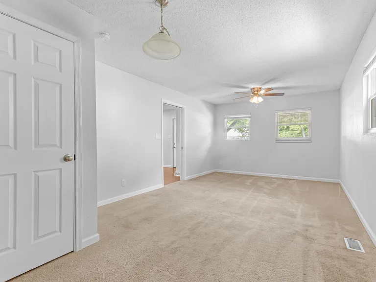 2124 Jeffrey Dr — Photo 10