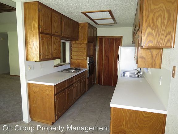 5th image of 2211 Phyllis Dr