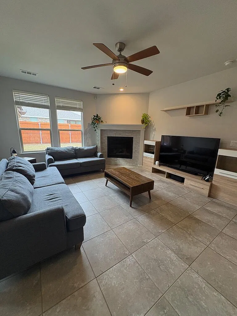 4 bed, 2.0 bath, 2035 sqft, $3,050 — Photo 4