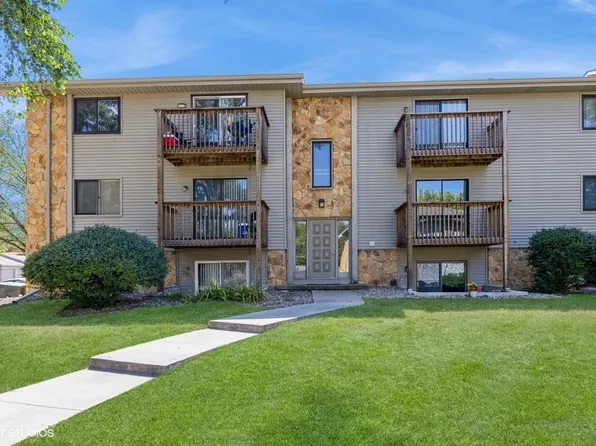 9517 University Ave APT 18, Clive, IA 50325