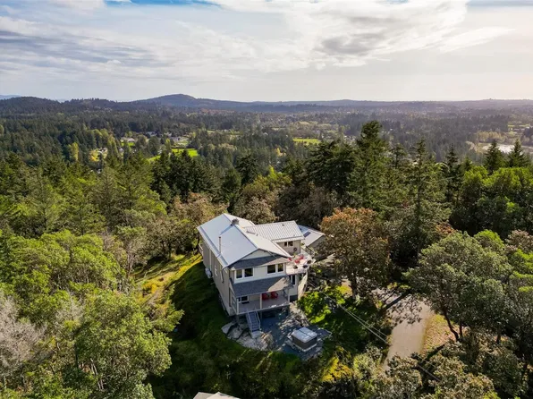 4801 Excelsior Rd, Saanich, BC V9E 2E5