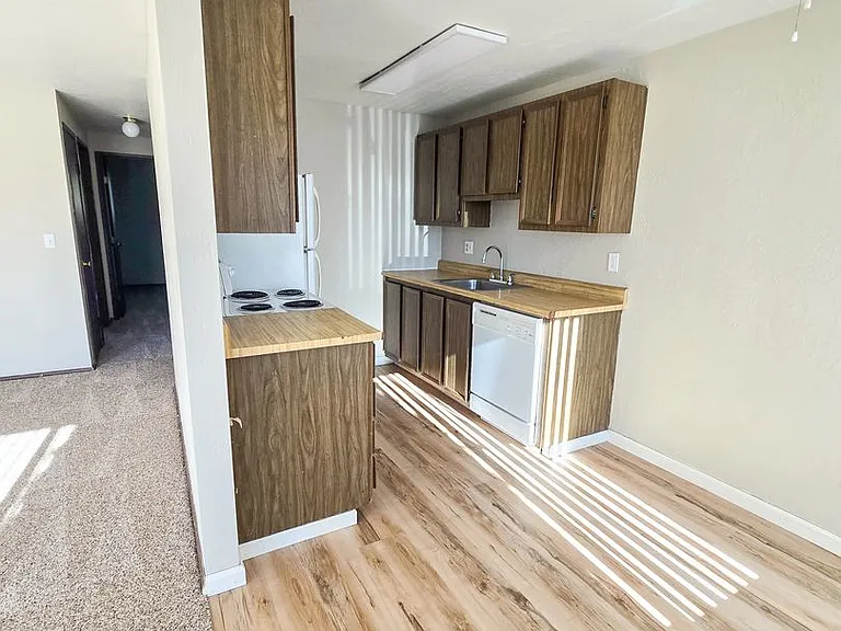 Apartment in West Salem near banks, shopping areas, bus lines, and downtown! ~ Colonial — Photo 41