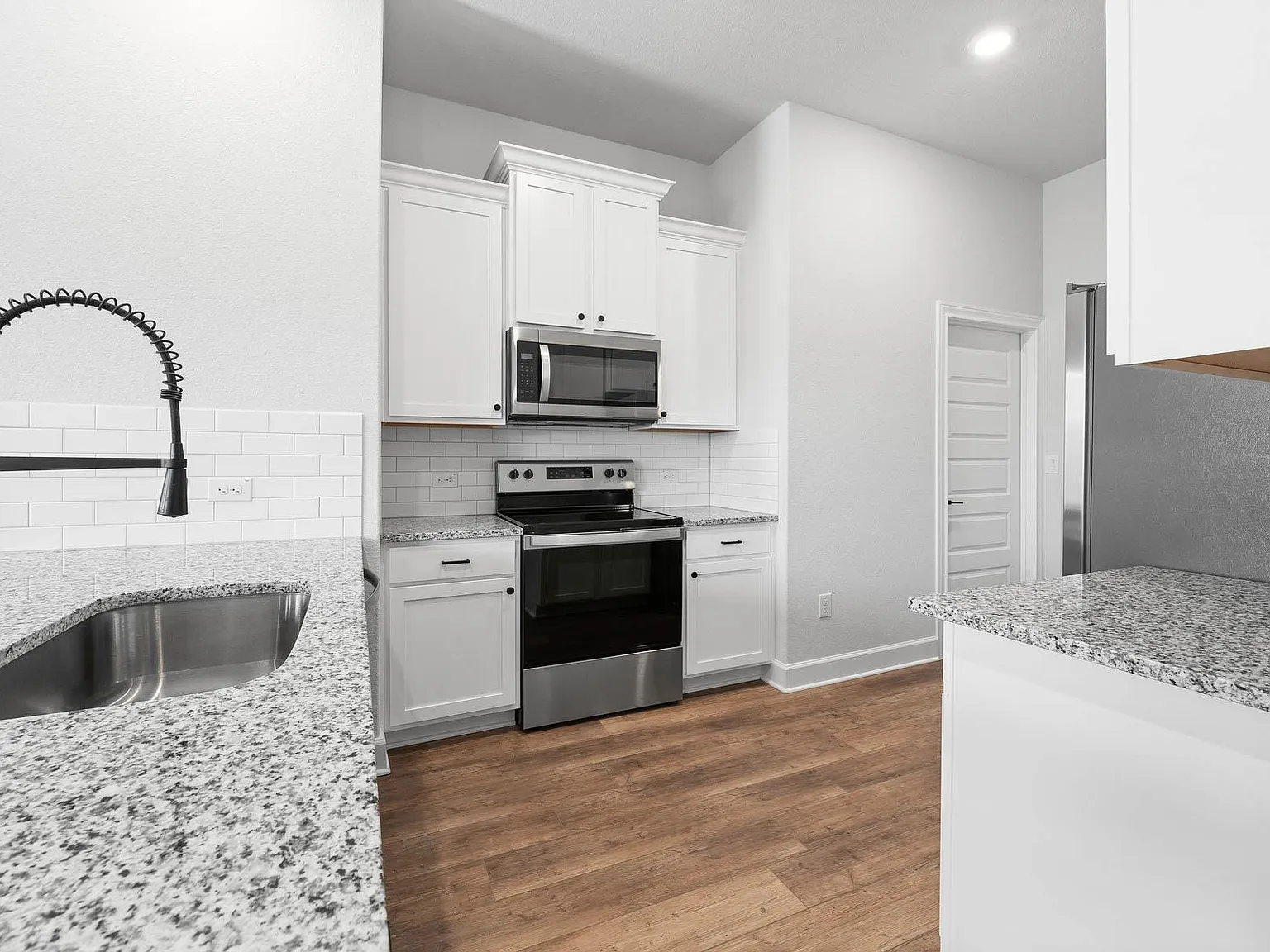 3 bed, 2.0 bath, 1403 sqft, $2,900 — Photo 3