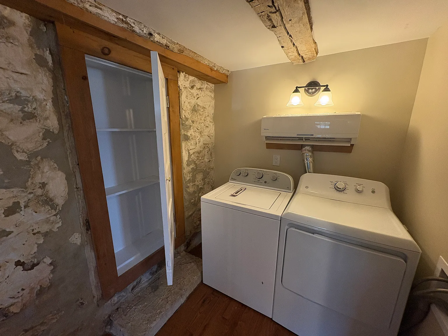 1 bed, 1.5 bath, 1150 sqft, $2,450 — Photo 2