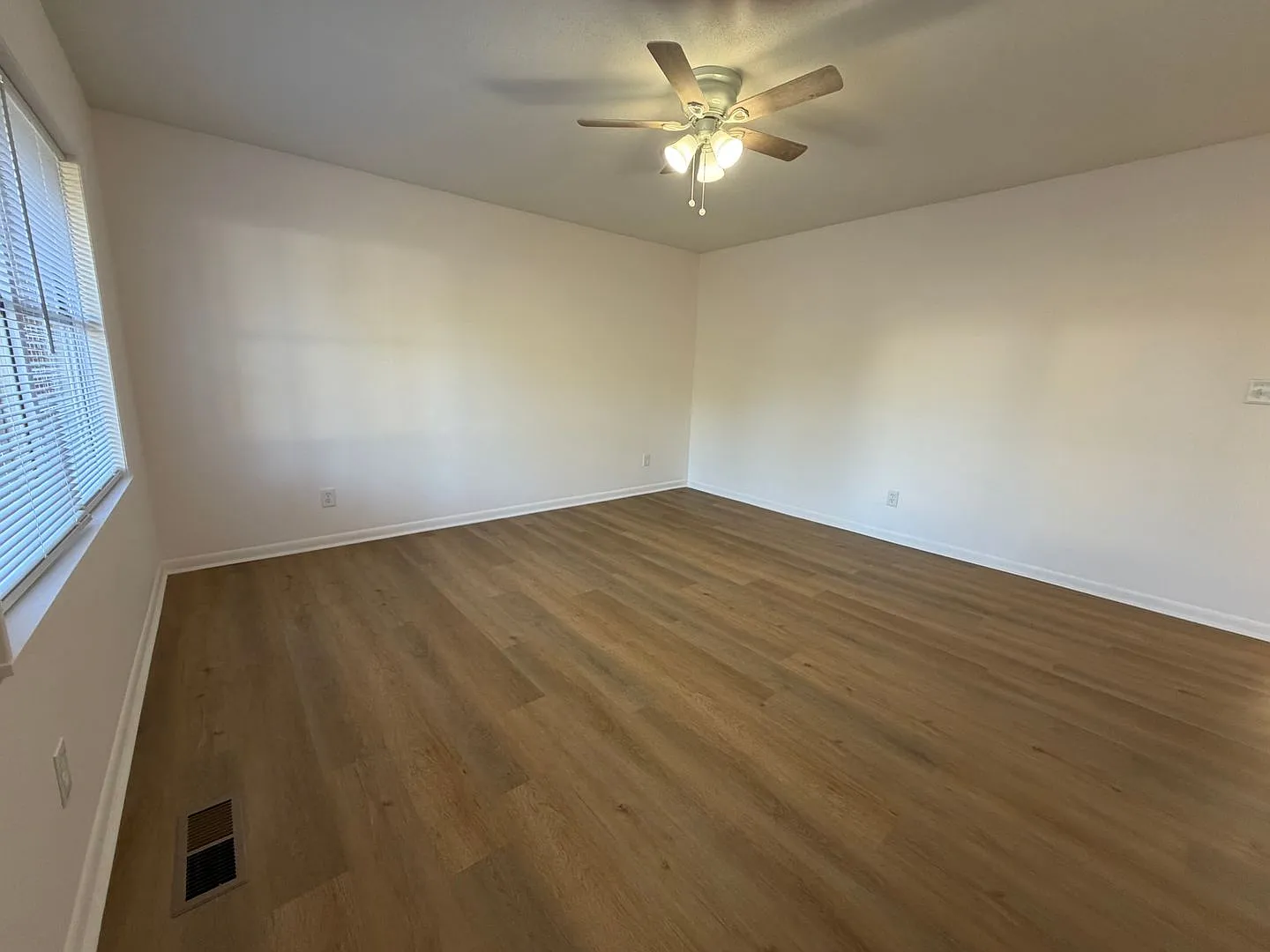 3 Bedroom/1.5 Bath Home on Westside! Available now! — Photo 4