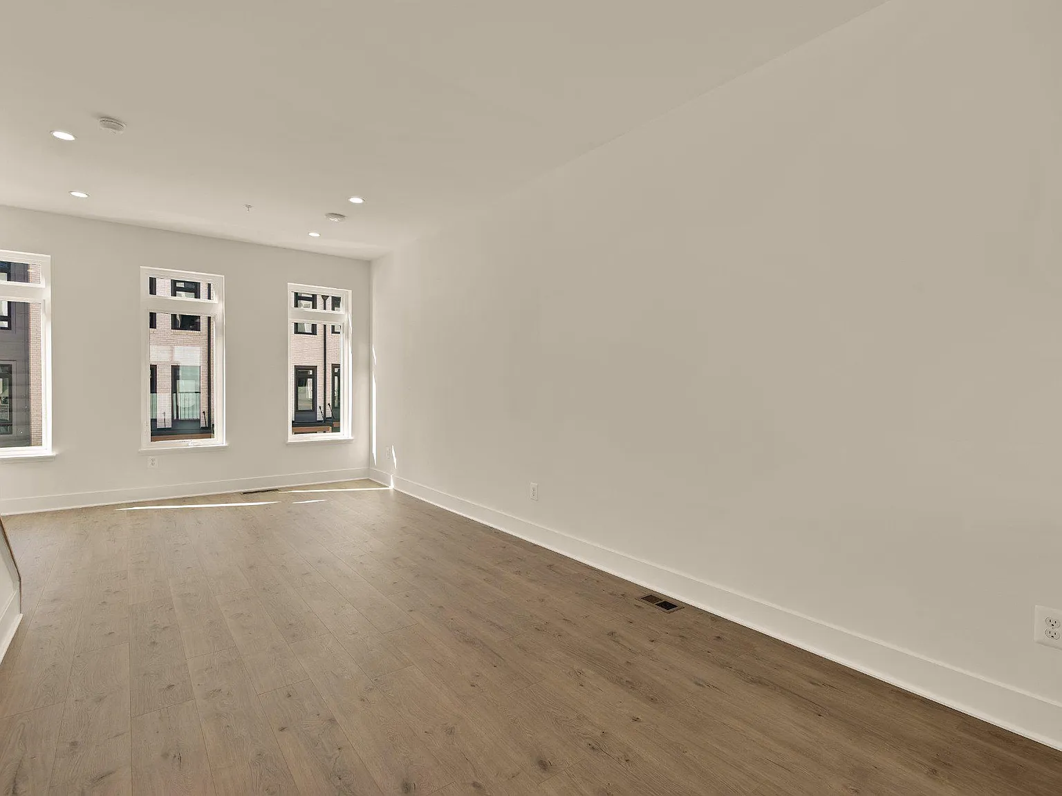 3 bed, 3.5 bath, 1620 sqft, $4,300 — Photo 4
