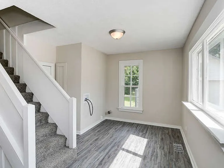 724 E 1st St — Photo 16