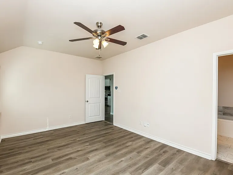 917 Linden Dr — Photo 8