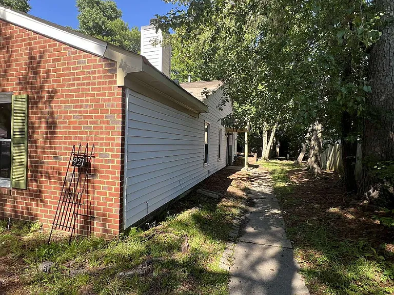 921 Wickford Dr — Photo 4