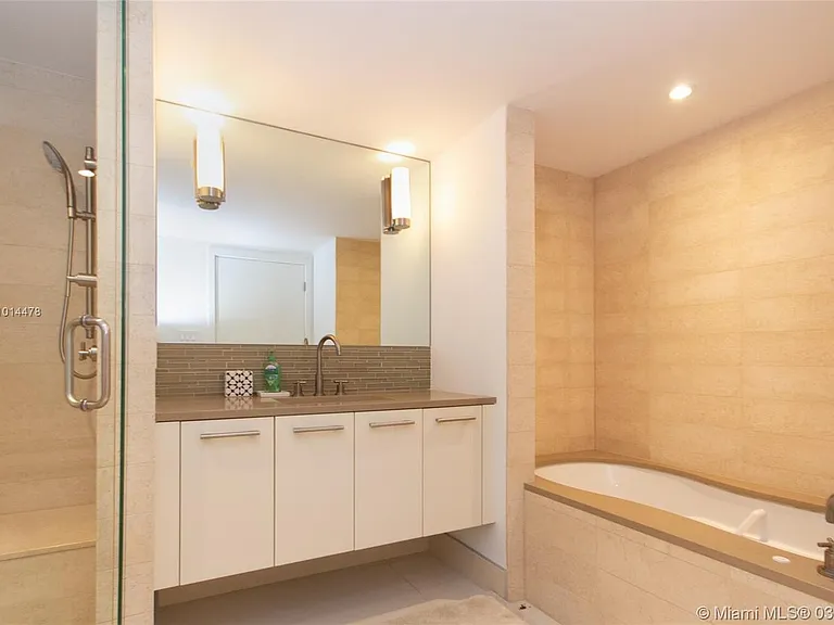 6801 Collins Ave #LPH14 — Photo 11